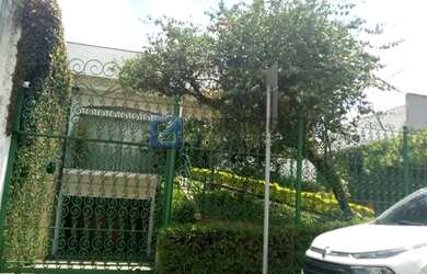 Imagem: A casa possui 4 Dormitórios, 1 Banheiro, 5 Vagas na garagem