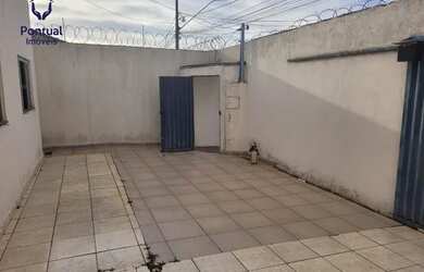 Imagem: A casa possui 2 Dormitórios, 1 Banheiro, 3 Vagas na garagem