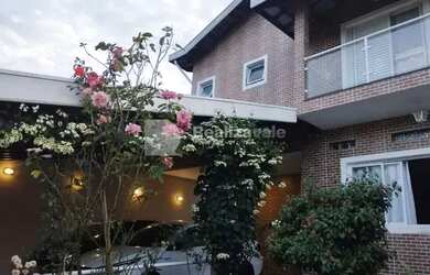 Imagem: A casa possui 4 Dormitórios, 2 Banheiros, 4 Vagas na garagem