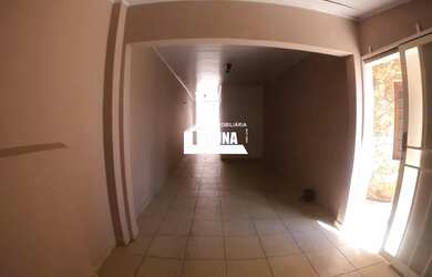 Imagem: A casa possui 3 Dormitórios, 2 Banheiros, 1 Vaga na garagem