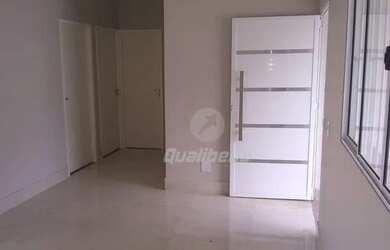 Imagem: A casa possui 3 Dormitórios, 1 Banheiro, 2 Vagas na garagem