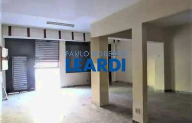 Imagem: A casa possui 1 Dormitório, 4 Banheiros, 1 Vaga na garagem