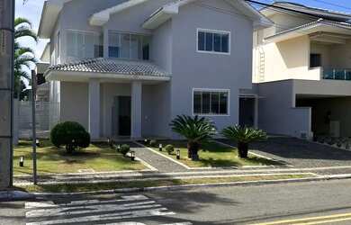 Imagem: A casa em condomínio possui 4 Dormitórios, 5 Banheiros, 3