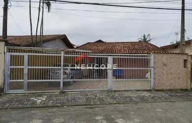 Imagem: A casa possui 3 Dormitórios, 2 Banheiros, 3 Vagas na garagem