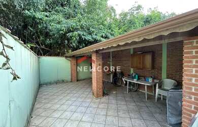 Imagem: A casa possui 2 Dormitórios, 1 Banheiro, 2 Vagas na garagem