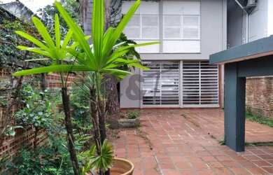 Imagem: A casa possui 3 Dormitórios, 3 Banheiros, 4 Vagas na garagem