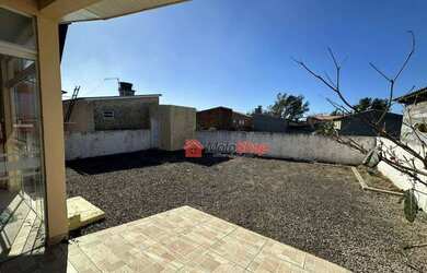 Imagem: A casa possui 2 Dormitórios, 1 Banheiro, 2 Vagas na garagem