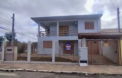 Imagem: A casa possui 3 Dormitórios, 1 Banheiro, 1 Vaga na garagem