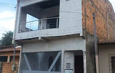 Imagem: A casa possui 4 Dormitórios, 3 Banheiros e 1 Vaga na garagem