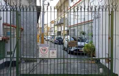 Imagem: A casa possui 3 Dormitórios, 1 Banheiro, 2 Vagas na garagem