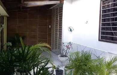 Imagem: A casa possui 3 Dormitórios, 2 Banheiros, 1 Vaga na garagem