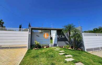 Imagem: A casa possui 3 Dormitórios, 2 Banheiros, 5 Vagas na garagem