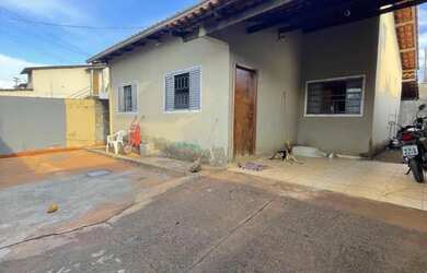 Imagem: A casa possui 3 Dormitórios, 2 Banheiros, 2 Vagas na garagem