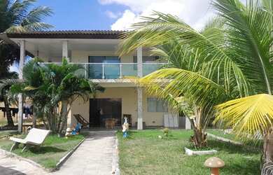 Imagem: A casa possui 4 Dormitórios, 2 Banheiros, 5 Vagas na garagem