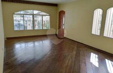 Imagem: A casa possui 3 Dormitórios, 4 Banheiros, 3 Vagas na garagem