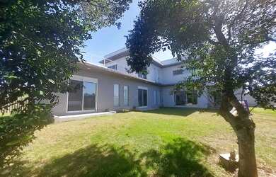 Imagem: A casa possui 4 Dormitórios, 4 Banheiros, 2 Vagas na garagem