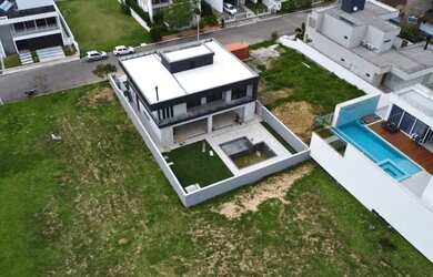 Imagem: A casa possui 4 Dormitórios, 5 Banheiros, 2 Vagas na garagem