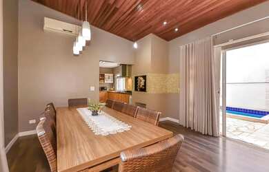 Imagem: A casa em condomínio possui 4 Dormitórios, 4 Banheiros, 3