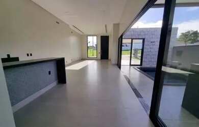 Imagem: A casa possui 3 Dormitórios, 3 Banheiros, 4 Vagas na garagem