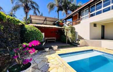 Imagem: A casa possui 2 Dormitórios, 2 Banheiros, 2 Vagas na garagem