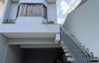 Imagem: A casa possui 3 Dormitórios, 3 Banheiros, 3 Vagas na garagem