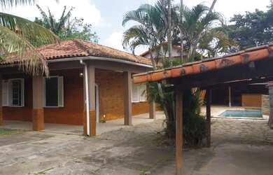 Imagem: A casa possui 5 Dormitórios, 3 Banheiros, 4 Vagas na garagem