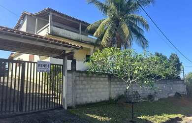 Imagem: A casa possui 4 Dormitórios, 3 Banheiros, 5 Vagas na garagem