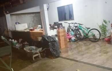 Imagem: A casa possui 3 Dormitórios, 2 Banheiros, 3 Vagas na garagem