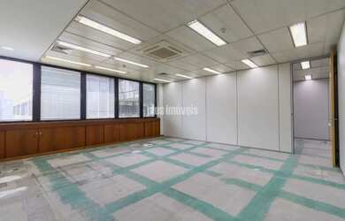 Imagem: O depósito possui 5 Vagas na garagem, 526m² de Área e está