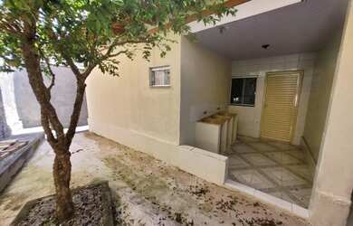 Imagem: A casa possui 3 Dormitórios, 2 Banheiros, 2 Vagas na garagem