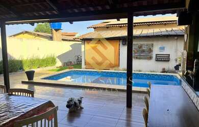 Imagem: A casa possui 3 Dormitórios, 3 Banheiros, 2 Vagas na garagem