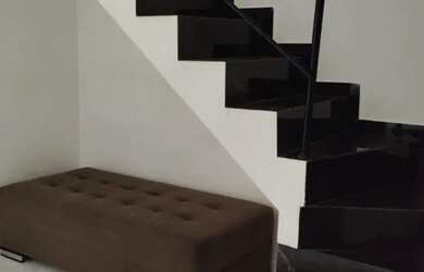 Imagem: A casa possui 3 Dormitórios, 1 Banheiro, 1 Vaga na garagem