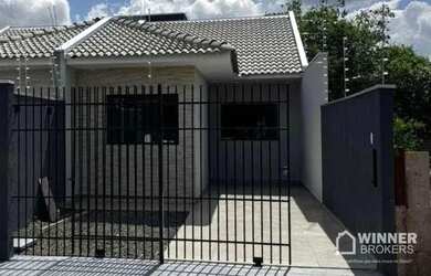 Imagem: A casa e possui 3 Dormitórios, 1 Banheiro, 2 Vagas na garagem