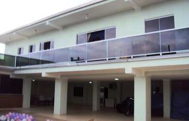 Imagem: A casa possui 5 Dormitórios, 5 Banheiros, 4 Vagas na garagem