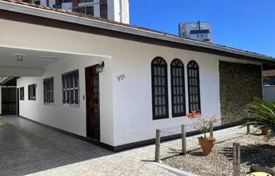 Imagem: A casa está localizado em Jardim Garças, Umuarama à venda