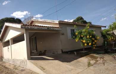 Imagem: A casa possui 4 Dormitórios, 2 Banheiros, 1 Vaga na garagem