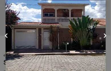 Imagem: A casa possui 3 Dormitórios, 2 Banheiros, 3 Vagas na garagem