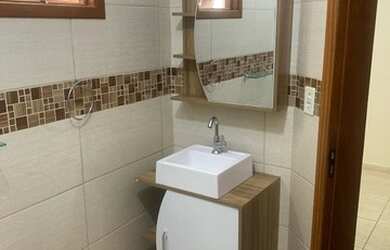 Imagem: A casa possui 2 Dormitórios, 2 Banheiros, 1 Vaga na garagem