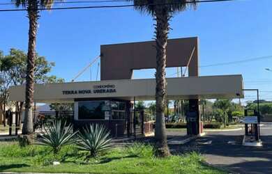 Imagem: A casa em condomínio possui 3 Dormitórios, 1 Banheiro, 2 Vagas