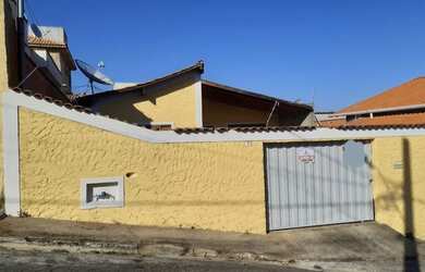 Imagem: A casa possui 3 Dormitórios, 2 Banheiros e 3 Vagas na garagem