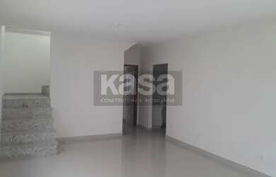 Imagem: A casa possui 4 Dormitórios, 2 Banheiros, 5 Vagas na garagem