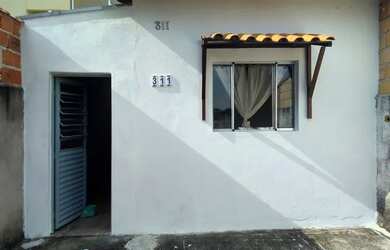 Imagem: A casa possui 2 Dormitórios, 1 Banheiro, 2 Vagas na garagem