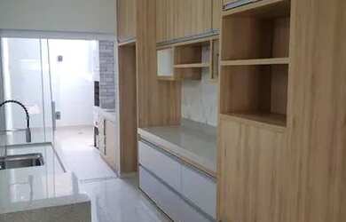 Imagem: A casa possui 3 Dormitórios, 2 Banheiros, 2 Vagas na garagem