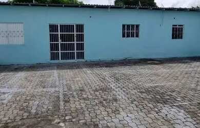 Imagem: A casa possui 4 Dormitórios, 4 Banheiros, 5 Vagas na garagem