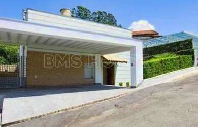 Imagem: A casa possui 4 Dormitórios, 5 Banheiros, 3 Vagas na garagem