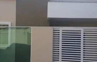 Imagem: A casa possui 2 Dormitórios, 1 Banheiro, 1 Vaga na garagem