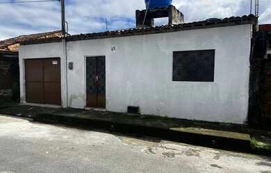 Imagem: A casa possui 2 Dormitórios, 1 Banheiro, 1 Vaga na garagem