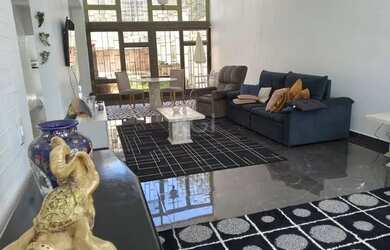 Imagem: A casa possui 4 Dormitórios, 4 Banheiros, 4 Vagas na garagem