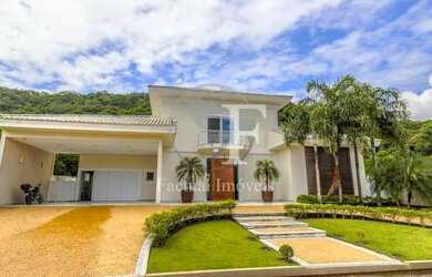 Imagem: A casa em condomínio possui 5 Dormitórios, 5 Banheiros, 700m²