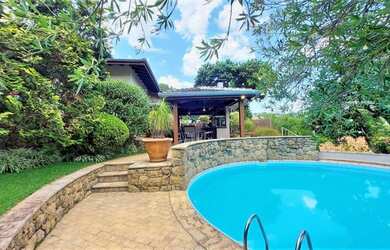 Imagem: A casa possui 4 Dormitórios, 3 Banheiros, 5 Vagas na garagem